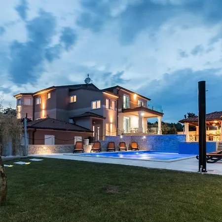 Superb Maxima With Private Pool, Sauna, Jacuzzi, Playground For Up To 18 Persons, Extra Pool Heating Available וילה *