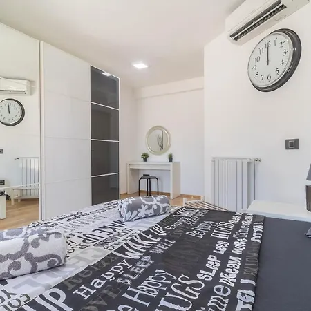 וילה Superb Maxima With Private Pool, Sauna, Jacuzzi, Playground For Up To 18 Persons, Extra Pool Heating Available *