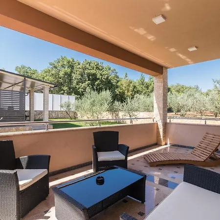 Superb Maxima With Private Pool, Sauna, Jacuzzi, Playground For Up To 18 Persons, Extra Pool Heating Available וילה Valtura