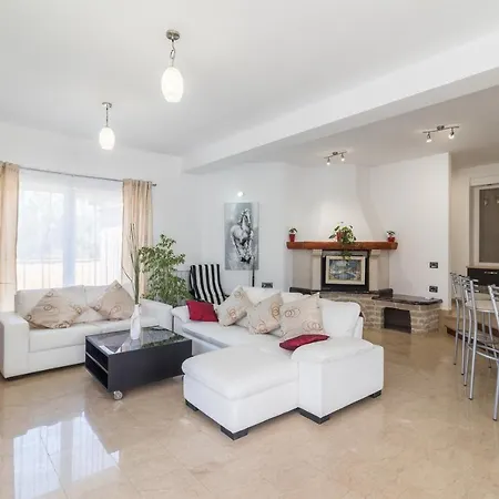 Superb Maxima With Private Pool, Sauna, Jacuzzi, Playground For Up To 18 Persons, Extra Pool Heating Available וילה