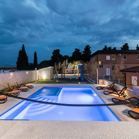 וילה Superb Maxima With Private Pool, Sauna, Jacuzzi, Playground For Up To 18 Persons, Extra Pool Heating Available