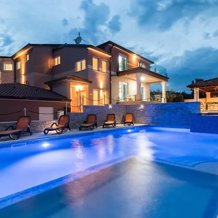 Superb Maxima With Private Pool, Sauna, Jacuzzi, Playground For Up To 18 Persons, Extra Pool Heating Available וילה Valtura