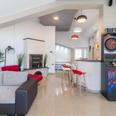 Βίλα Superb Maxima With Private Pool, Sauna, Jacuzzi, Playground For Up To 18 Persons, Extra Pool Heating Available *