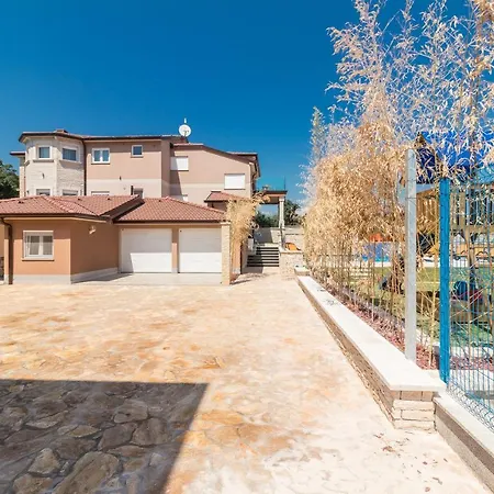 Maxima: Luxurious Retreat With Private Pool And Wellness Amenities